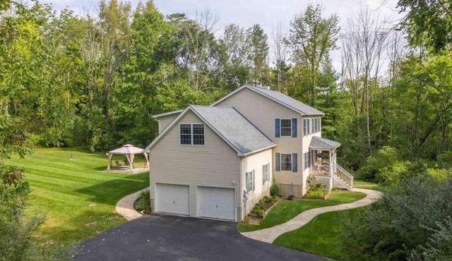 Hidden High Falls 4BR Oasis on 3 acres by trail!