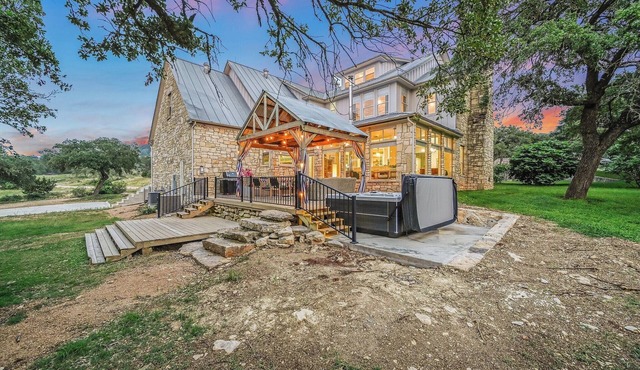Hidden Hills I Family Vacation, Hot tub, Sleeps 24, 56 scenic acres for hiking!