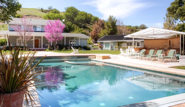Hidden Hills-Luxury Wine Country Home with Pool, Spa and Bocce Court!