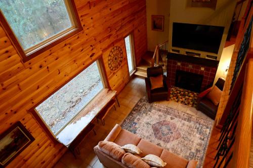 Hidden Hillside Retreat - A Secluded Modern Cabin