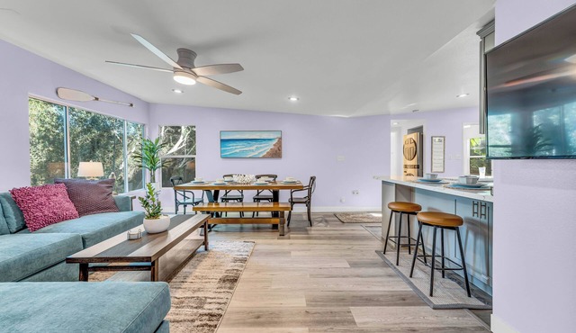 Hidden Hilltop Manor, Chic 3BD w/Outdoor Oasis and parking, Centrally located