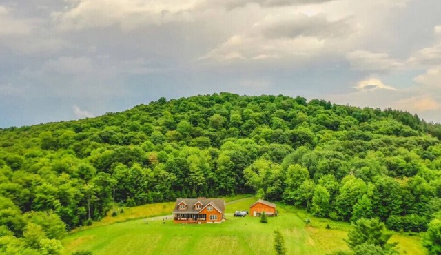 Hidden Hollow spacious mountain retreatnBeautiful secluded, large yet cozy home