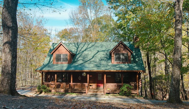 Hidden Honey Hole Cabin: 4 BEDROOM, POOLS, TENNIS/PICKLEBALL, HIKING, LAKE AREA