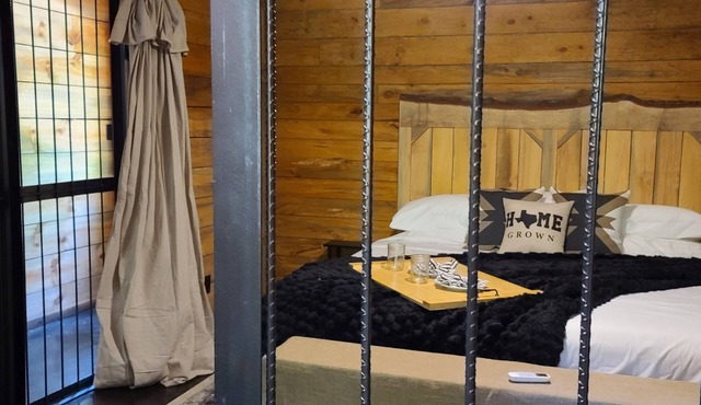 Hidden in East Texas Piney Woods - Rustic Western Jail Cabin - Canton 1st Monday
