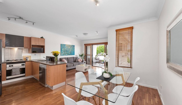 Hidden in New Farm ~ 1 Bed/1 Bath/1 Car/Views