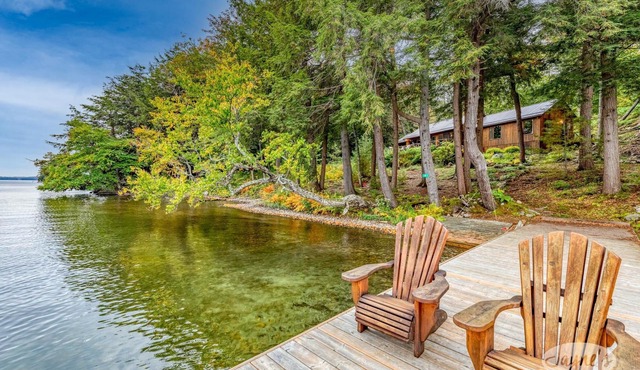 Hidden island gem on Lake Joe! Cozy and rustic 3bdrm with 500' of shoreline!