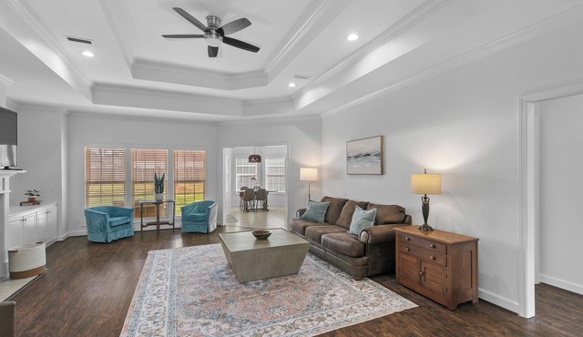 Hidden Lake Hideaway w/fenced in yard 3br 2 bath