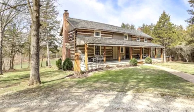 Hidden Lake Log Cabin sleeps 18 - fire pit, double kitchens, outdoor seating