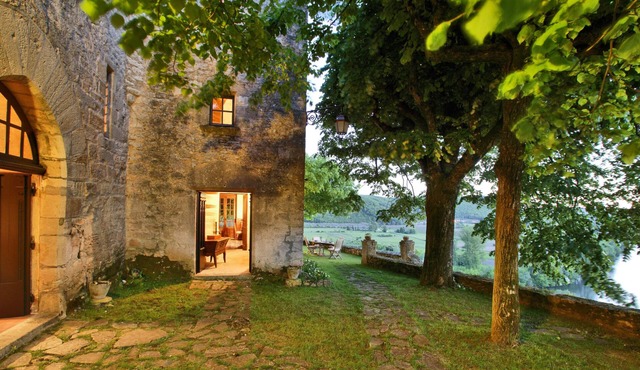 HIDDEN MANOR HOUSE WITH POOL AND MAJESTIC VIEWS OVER THE DORDOGNE