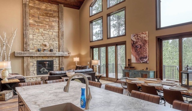 Hidden Meadows Lodge-3mi To Trailheads, Sleeps 24, Gorgeous & Private