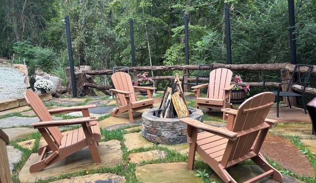 Hidden, Modern Cozy Cottage, Fire Pit, & Grill