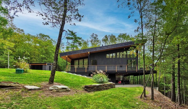 Hidden Mountain 4 bdrm 3 bath w/fire pit - Brand New Listing!