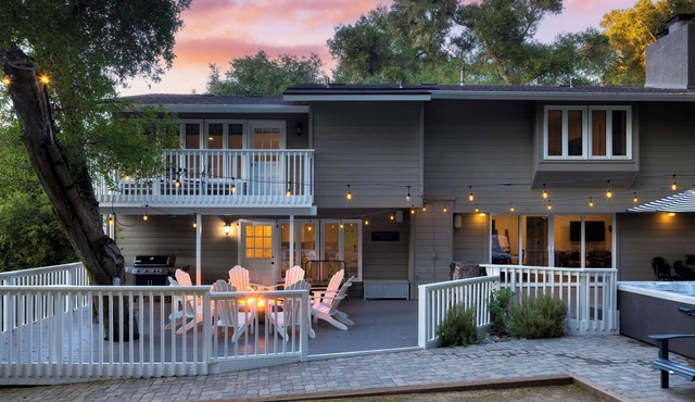 Hidden Oaks Farmhouse by AvantStay | Hot Tub, Deck
