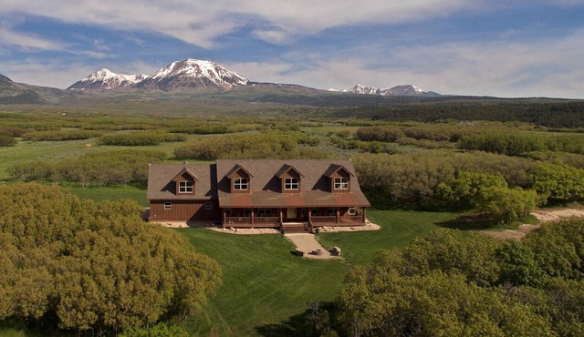 Hidden Oaks Lodge-8 bedrooms 39 beds, Beautiful La Sal Area