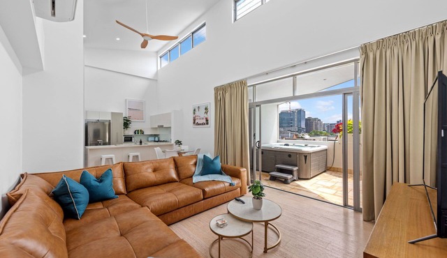 Hidden Oasis! 2Bed/2Bath/1Car ~ 5mins to CBD