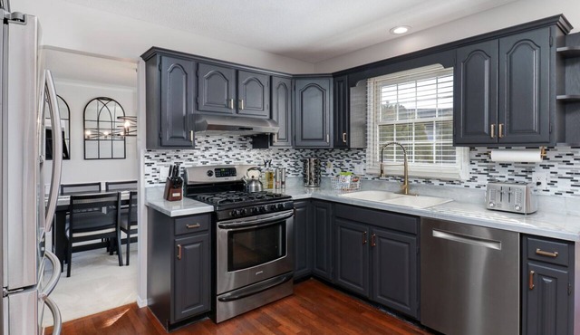 HIDDEN OASIS- Heated pool, theater, modern amenities and sleeps 14+