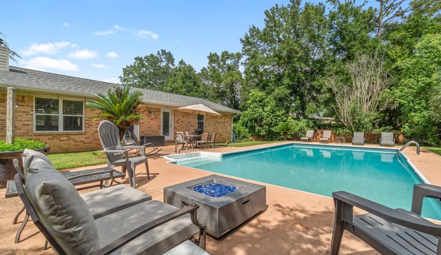 Hidden Pensacola Gem! Quiet & Cozy Family Friendly Pool Home!