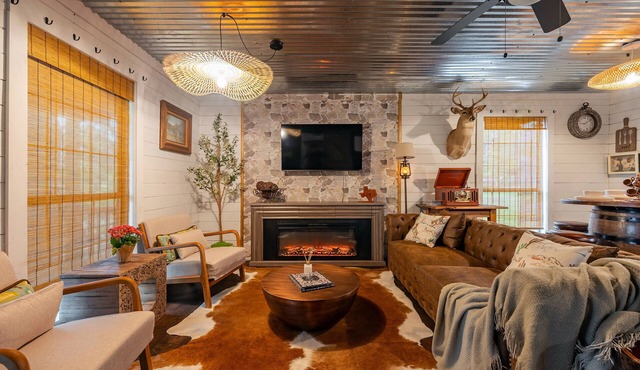 Hidden Pine Log Cabin - Lake Conroe Lakeview- Tranquil Rustic Charm meet Comfort