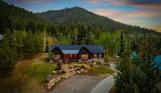 Hidden Pines | Game Room, Hot tub, Mins to Yellowstone, Sleeps 21