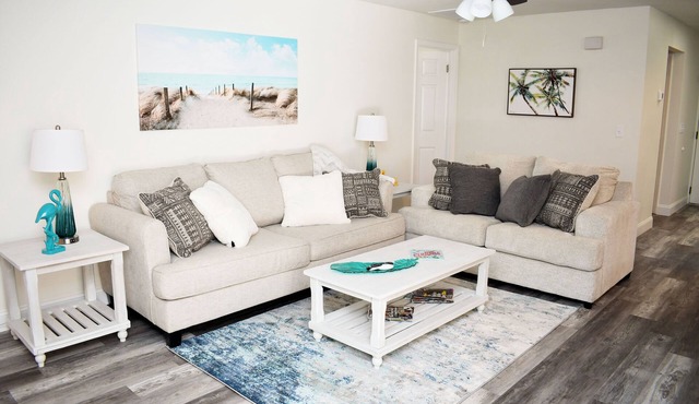 Hidden Retreat~heated pool/spa minutes to beaches and IMG Academy! Pool table! n