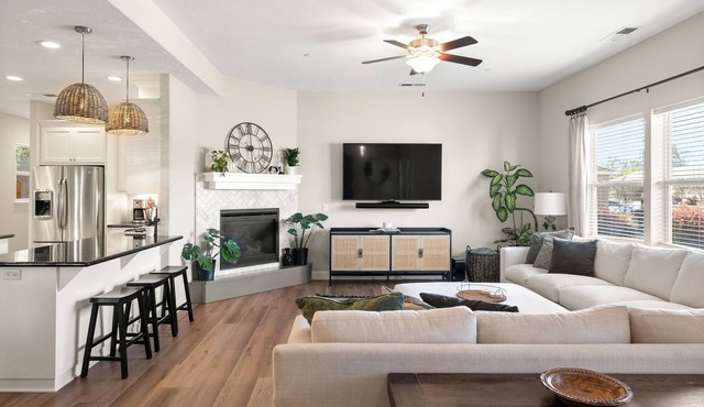 Hidden Retreat: king bed/pool/86in tv/stocked kitchen/traeger