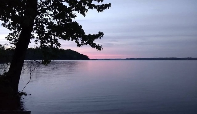 Hidden Shores Lakeside Retreat on KY Lake☼Kayaks, Rec Room, Fire Pit Wifi WFH