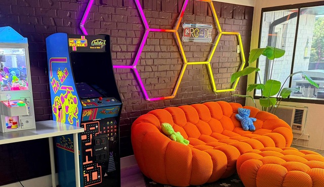 Hidden Speakeasy, Pool, Spa, BBQ, Arcade, Pet Friendly, Fast WiFi EV Charger