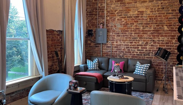 Hidden Station. 2 bedroom pet friendly apartment in the heart of Horse Cave Ky.