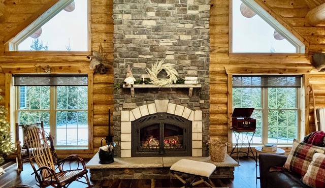 Hidden Timber Lodge in beautiful Fremont; private with cozy charm