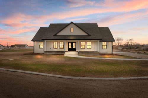 Hidden Treasure Retreat withHot Tub & River Access home