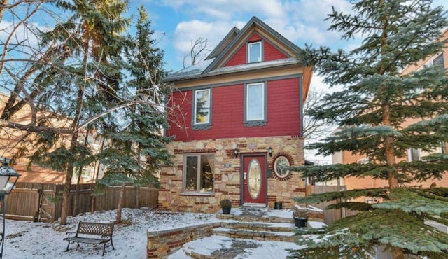 Hidden Urban OasisnnFabulous location close to restaurants, retail