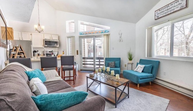 Hidden Valley -1 BR w/Loft -2 Min. walk to Pool/Ten