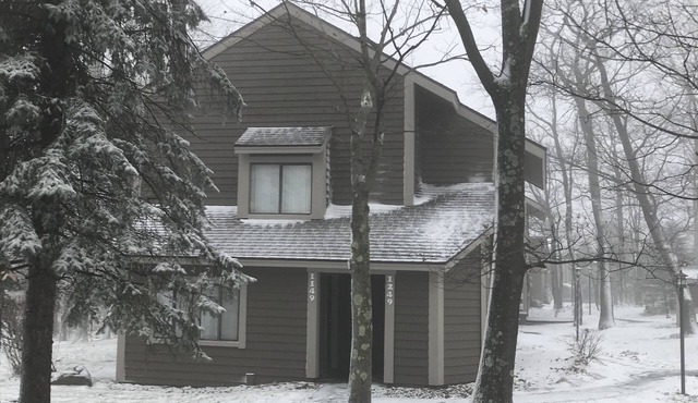 Hidden Valley - Walk to Slopes and Pool - 2 BR with Fireplace + WIFI