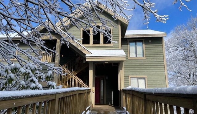 Hidden Valley Winter Escape: Cozy Ski-In/Ski-Out + Fireplace & Mountain Views