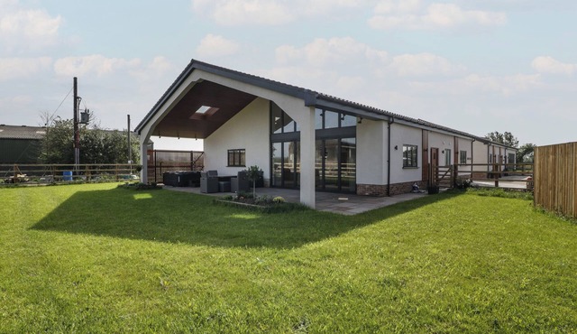 HIDDEN WELL, family friendly, luxury holiday cottage in Aust