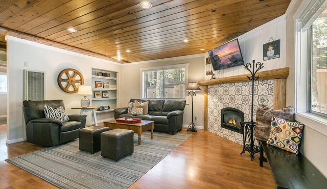 Hidden Willow at Tahoe Park - Cozy 2 BR Cabin, Walk to Lake & Dining