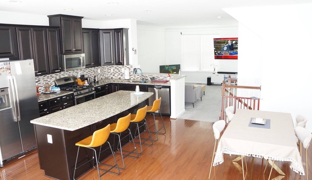 HiddenParadise in Scenic community, mins to attractions & WaterFront. Sleeps 9