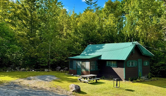 Hide-A-Way Cabin, Pool & AC, Authetic Adirondack Cabin Steps from Loon Lake