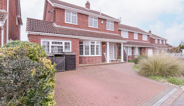 HIDE AND SLEEP, pet friendly, with open fire in Frinton-On-Sea