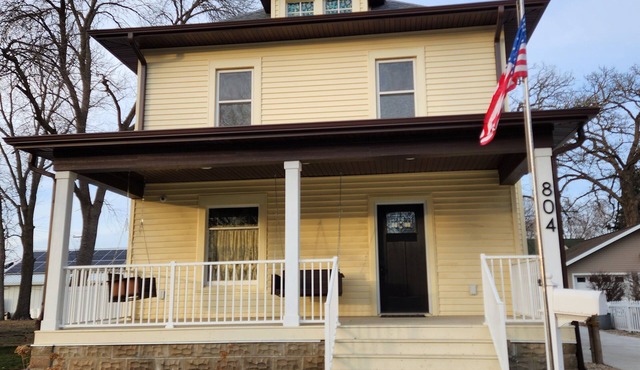 Hide Away Shanty -HAS. Charming and beautifully renovated 3-bedroom house. n