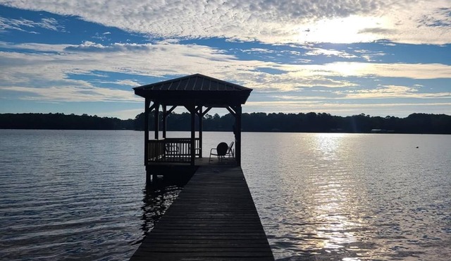 HIDEAWAY at HAWKINS!East TX LAKEFRONT Cabin in the Trees-Firepit-Private dock🐟