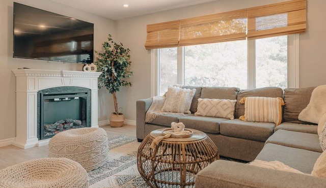 Hideaway Bungalow Retreat w/Privat Hot Tub & Fire Table + Fire Pit!
