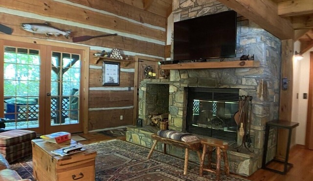 Hideaway Cabin- Escape to this Log Cabin IN the woods