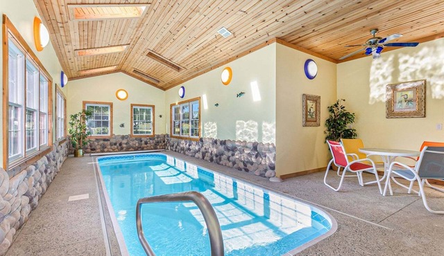 Hideaway Cabin: Private Indoor Pool, Stunning Log Cabin Near Wineries & Orchards
