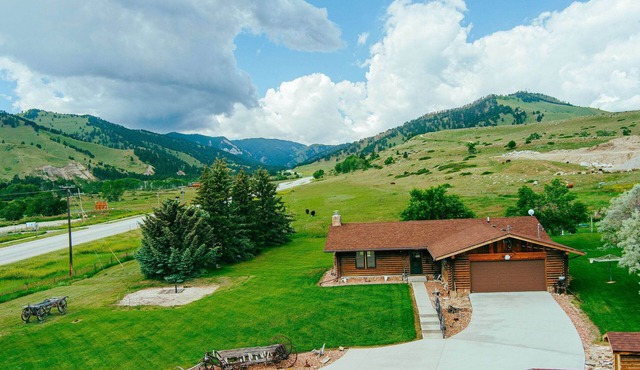 Hideaway Cabin: Ruggedly Sophisticated Cabin with Mountain Views, Fire Pit, and Pets Invited Minutes to Buffalo & Trails.