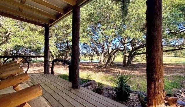 Hideaway Cabin secluded & nestled in the live oaks with private outdoor Hot Tub!