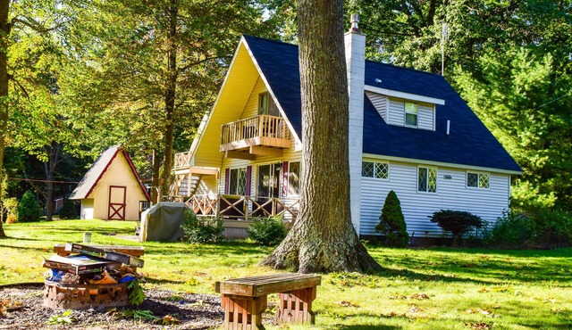 Hideaway Chalet-Cozy, Comfortable, and Quite! On Canal with Large Outdoor space