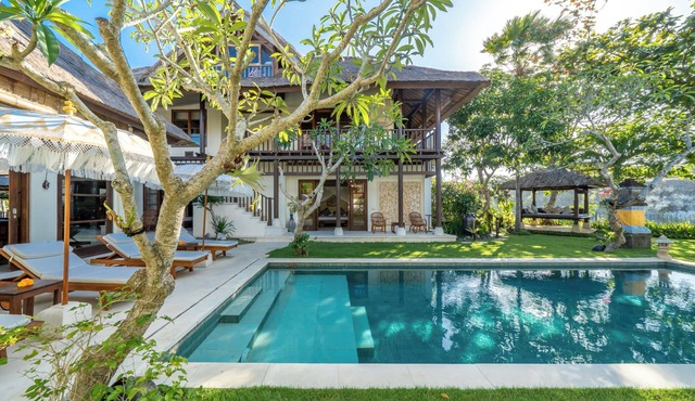 Hideaway Cliffside 3BR Pool Villa Near Beach