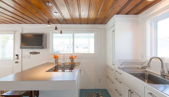 Hideaway Cottage - Renovated Private Retreat, just steps to the beach!