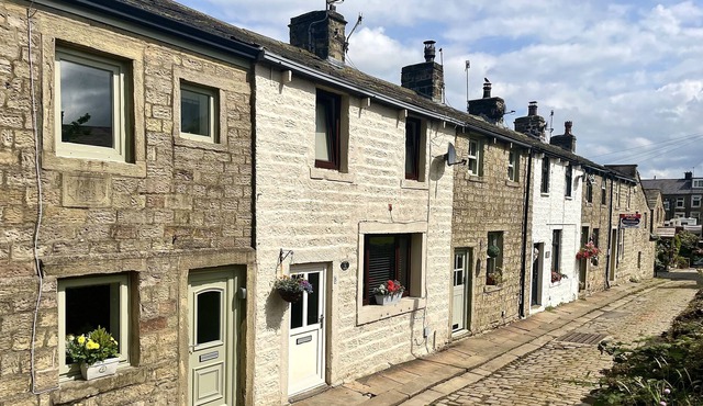 HIDEAWAY COTTAGE, character holiday cottage in Barnoldswick